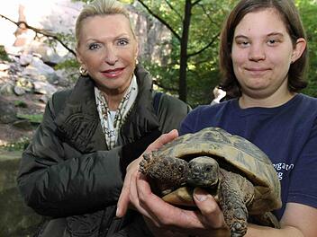 Tierpflegerin Martina Kruse mit Maria-Elisabeth Schaeffler (l.) und der Schildkröte.  Foto: bayernpress