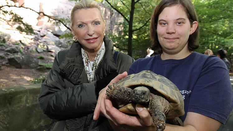 Tierpflegerin Martina Kruse mit Maria-Elisabeth Schaeffler (l.) und der Schildkröte.  Foto: bayernpress
