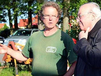 Pater Franziskus Büll ist anzusehen, wie schwierig es ist, über das Anliegen von Gärtner Veit Plietz zu entscheiden. Foto: Pfannes