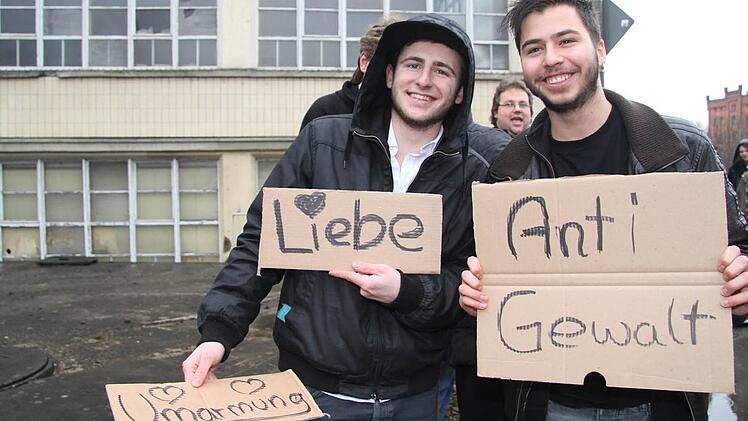 Marcel Klette und Niklas Müller gaben die Parolen der Kulmbacher Umarmungs-Demo aus.