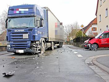 Die beiden Unfallfahrzeuge an der Einmündung zur Gleusdorfer Straße. Foto: Ralf Kestel