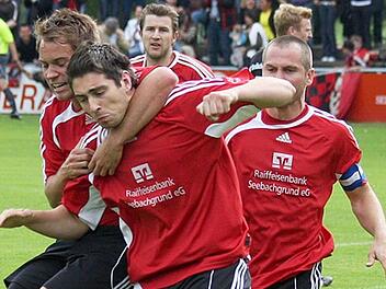 Markus Müller beim Jubel im Trikot der SpVgg Heßdorf (Archivbild vom Mai 2009). Jüngst jubelte sein Ex-Team ohne ihn. Foto: anpfiff.info