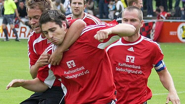 Markus Müller beim Jubel im Trikot der SpVgg Heßdorf (Archivbild vom Mai 2009). Jüngst jubelte sein Ex-Team ohne ihn. Foto: anpfiff.info