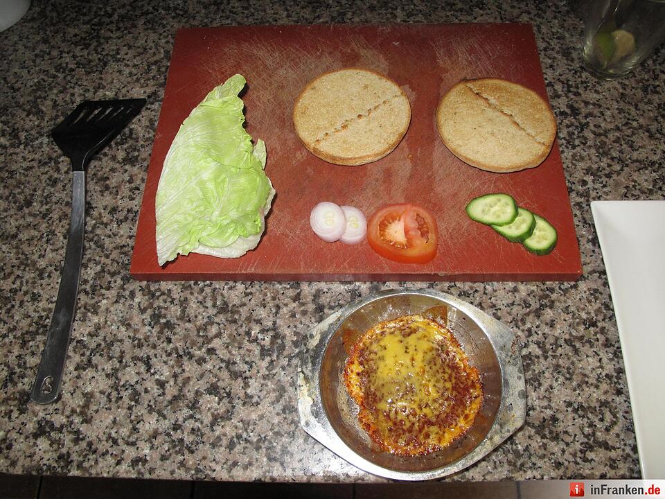Ein Burger, der zum Teil aus Insekten besteht, wird am 24.02.2016 in Brüssel (Belgien) zubereitet. Foto: Simon Ribnitzky/dpa