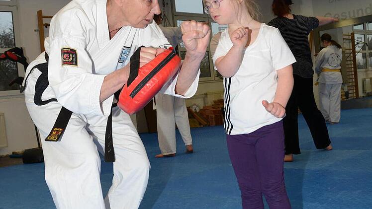 Mara Trapp macht beim Taekwon-Do unter Anleitung von Eva Christ-Kunz gute Fortschritte. Foto: Dagmar Besand