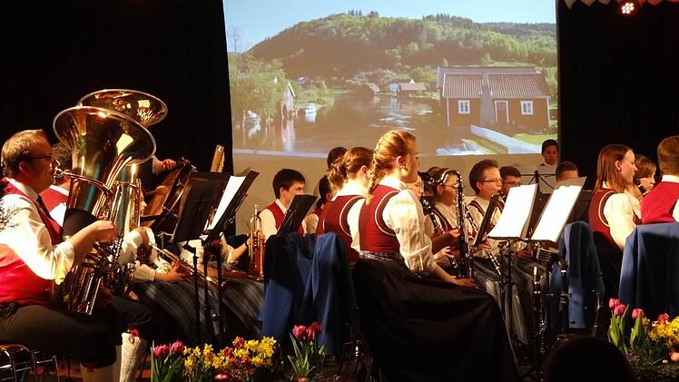 Nicht nur hören sondern auch sehen: Das Blasorchester Ebern untermalte seine Musik mit stimmungshaften Bilder. Andreas Freibott engagierte sich für diese Ausschmückung des Konzertabends.