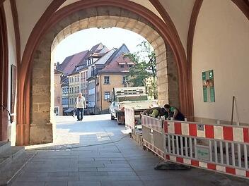 Der Auftakt zu einer Serie von Nachbesserungen: Im Torbogen des Alten Rathauses wurden am Montag falsch verlegte Pflastersteine herausgebrochen. Foto: M. Wehner