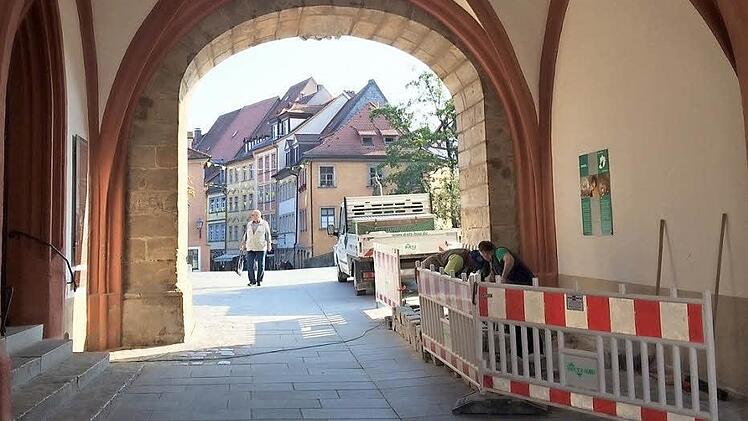 Der Auftakt zu einer Serie von Nachbesserungen: Im Torbogen des Alten Rathauses wurden am Montag falsch verlegte Pflastersteine herausgebrochen. Foto: M. Wehner