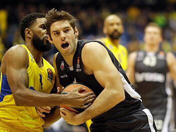 Szene aus dem Hinspiel Anfang Dezember 2016: Bambergs Fabien Causeur (rechts) behauptet den Ball gegen Maccabi-Spieler DJ Seeley. Das Hinspiel endete 85:70 f&uuml;r Brose Bamberg. Foto: EPA/ABIR SULTAN
