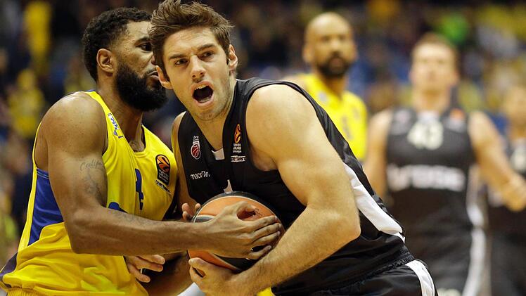 Szene aus dem Hinspiel Anfang Dezember 2016: Bambergs Fabien Causeur (rechts) behauptet den Ball gegen Maccabi-Spieler DJ Seeley. Das Hinspiel endete 85:70 f&uuml;r Brose Bamberg. Foto: EPA/ABIR SULTAN