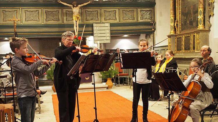 Joschua Leicht, Monika Herr, Amelie Angles und Sarah Kölsche erzeugten warme Klänge mit ihren Streichinstrumenten. Foto: Nicole Julien-Mann