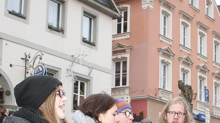 Eine nette Idee: Die Gesangsgruppe sorgte mit Weihnachtsliedern für Flair.Sonny Adam