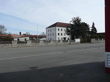 Das Gelände Auwaldstraße 1, wo die Fortuna Maschinenbau Holding AG ihren Sitz hat, hat seit Januar einen neuen Eigentümer. Da es direkt an die zum Thermalbad führende Oberauer Straße angrenzt (Bild unten links), zeigt der Zweckverband Interesse an der leerstehenden alten Gießerei (rechts unten, linke Bildhälfte). Fotos: Ramona Popp