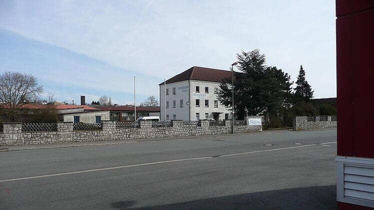 Das Gelände Auwaldstraße 1, wo die Fortuna Maschinenbau Holding AG ihren Sitz hat, hat seit Januar einen neuen Eigentümer. Da es direkt an die zum Thermalbad führende Oberauer Straße angrenzt (Bild unten links), zeigt der Zweckverband Interesse an der leerstehenden alten Gießerei (rechts unten, linke Bildhälfte). Fotos: Ramona Popp