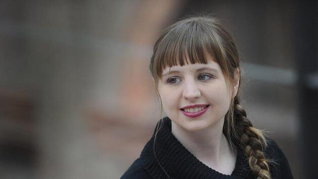 So ein  hübsches Köpfchen, aber darin befindet sich literarisch durchaus Biestiges: Irene Diwiak kommt nach Coburg.Deuticke