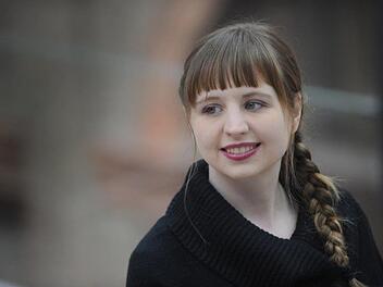 So ein  hübsches Köpfchen, aber darin befindet sich literarisch durchaus Biestiges: Irene Diwiak kommt nach Coburg.Deuticke