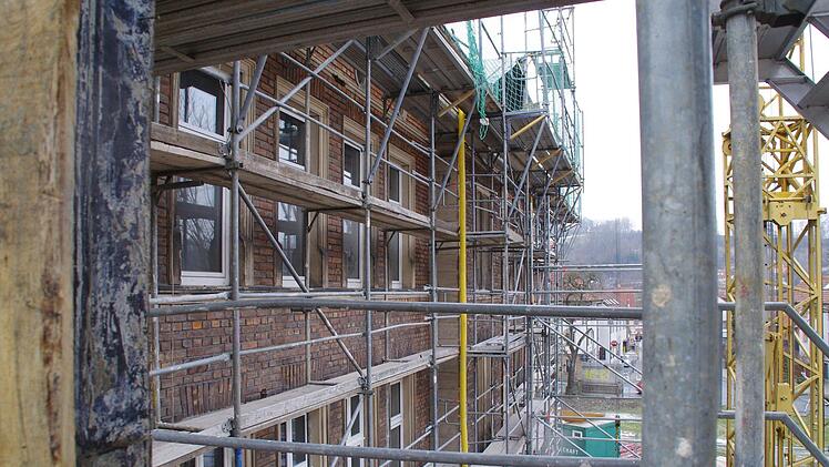 Der Altbau der VHS Kronach ist eingerüstet. Foto: Marco Meißner