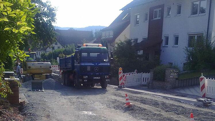 Die Baustelle in der Mangersreuther Straße bewegte von Anfang an die Gemüte.  Foto: privat
