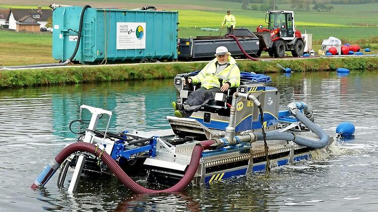 Von einem Amphibienboot aus wird der Schlamm vom Grund des Klärteichs absaugt.  Foto: Dieter Hübner