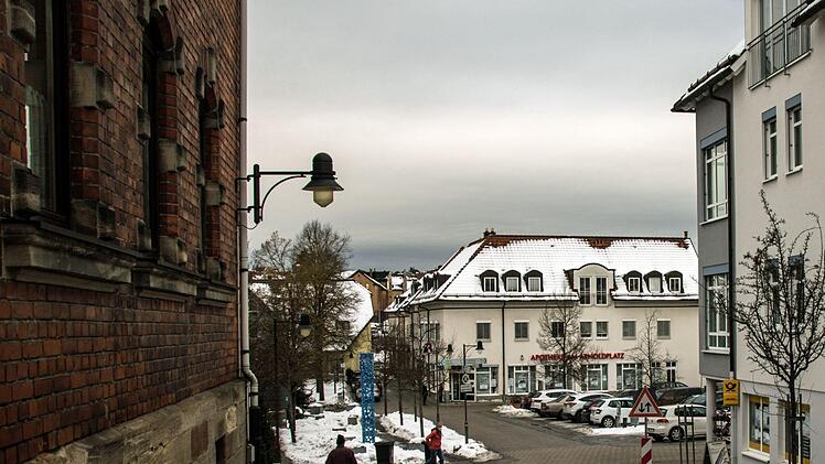 An den Unternehmer und Politiker Max Oscar Arnold erinnern in seiner Heimatstadt Neustadt unter anderem der Arnoldplatz und eine Gedenktafel an seinem einstigen Wohnhaus am Marktplatz.Foto: Jochen Berger
