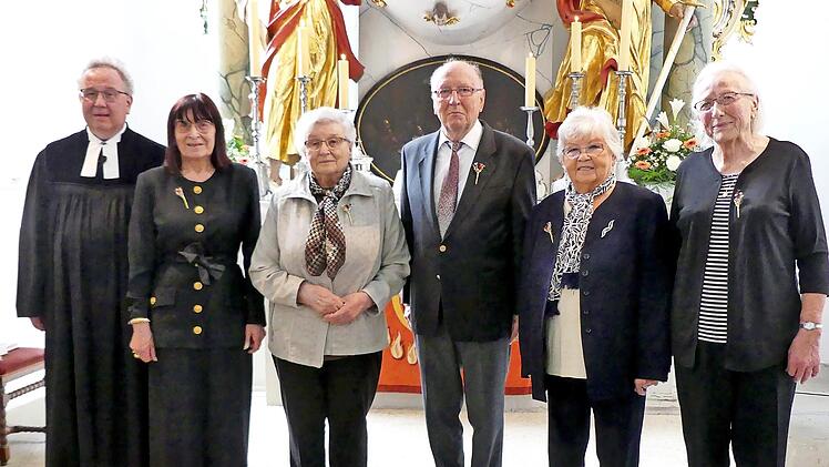 Trebgast - Der Posaunen- und der Johanneschor umrahmten die Jubelkonfirmation in der Trebgaster Johanneskirche. Im Bild Pfarrer Peter Ahrens mit den gnadenen Konfirmanden . Von links: Pfarrer Peter Ahrens, Berthilde Wernlein, Rosika Ködel, Gerd Rö...