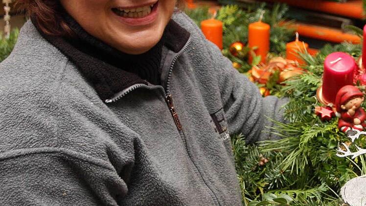 Barbara Lahner ist schwer beschäftigt,  Kränze für den Weihnachtsmarkt zu binden.Fotos: Galster