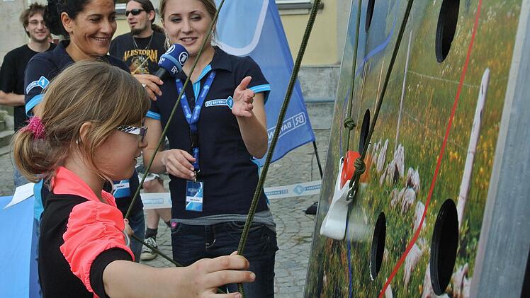 Lea Rennert hat den Bogen raus. Ihr Puck klettert beim Scheibenbergsteigen ganz zügig hoch und punktet.