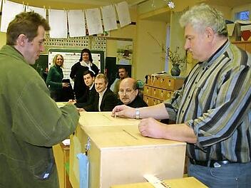 So ist's vorbildlich: Jede Menge Wahlhelfer standen zuletzt in Neubrunn für die Urnengänger aus dem Ort bereit.  Archivfoto: Ralf Kestel