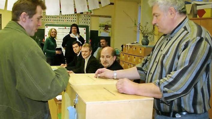 So ist's vorbildlich: Jede Menge Wahlhelfer standen zuletzt in Neubrunn für die Urnengänger aus dem Ort bereit.  Archivfoto: Ralf Kestel