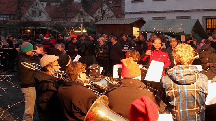 Die Haßbergkapelle versetzte die vielen Besucher in vorweihnachtliche Freude.
