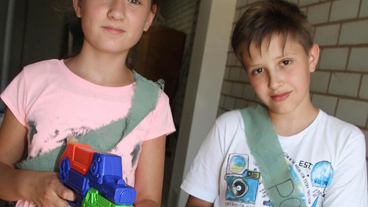 Hände hoch, hier kommt die Polizei: Anna Joukov (11) und Paul Schwabenland (11). Foto: Sonja Adam