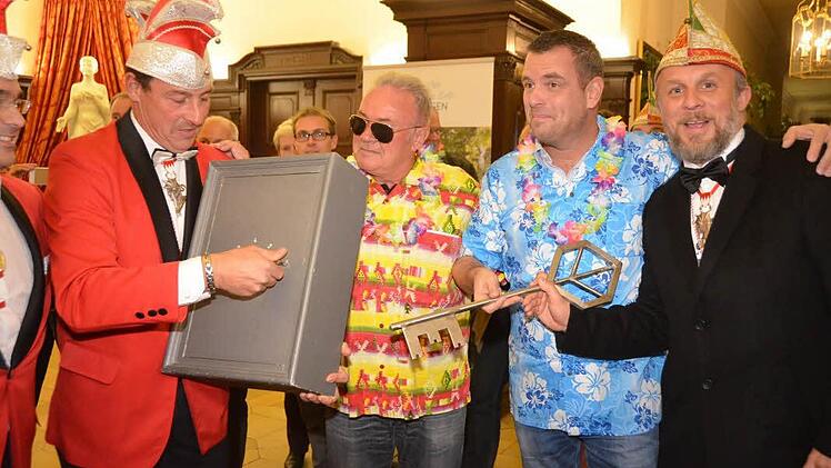 Den Schlüssel zum Rathaus und die Stadtkasse mussten die Bürgermeister Thomas Leiner und Toni Schick beim Rathaussturm an die Narren übergeben.  Foto: Peter Rauch