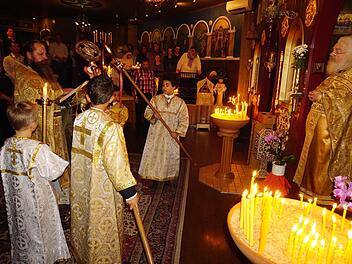 Das Evangelium von der Geburt Christi wurde vom erst vor Kurzem zum orthodoxen Priester geweihten Alexander Schäfer (links) vorgetragen. Pfarrer Fjodor Hölldobler (rechts) steht im Eingang zum Altarbereich.Foto: Marion Eckert