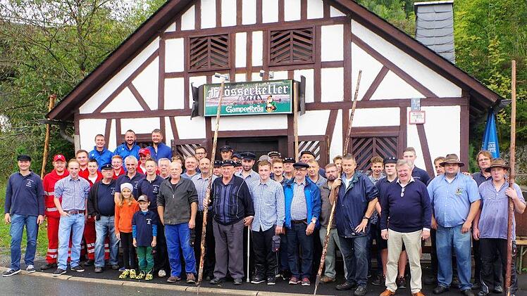 Nach getaner Arbeit: die Flößer der Flößergemeinschaft Wallenfels beim Saisonabschluss mit Vorsitzendem Andreas Buckreus und zweitem Vorsitzenden Andreas Weiß, Ehrenfloßmeister Andreas Müller, 2. Bürgermeister Erich Mähringer sowie Aktive der Wasserwacht Wallenfels. Foto: Gerd Fleischmann