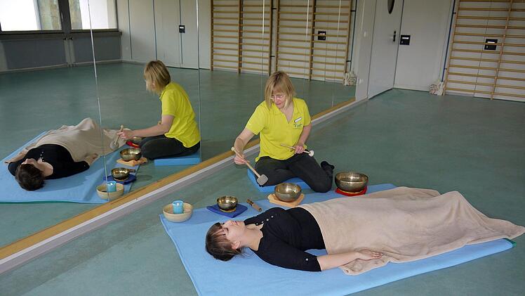 So sieht Entspannung aus:  Adelheid Schenk und ihre Klangschalen bescheren  Nancy Grau  (vorne) ein paar entspannte Minuten. Denn in der  "Therme  Natur" wissen sie, dass ein achtsamer Umgang mit dem Körper und der eigenen Gesundheit viel Wert ist.Berthold Köhler
