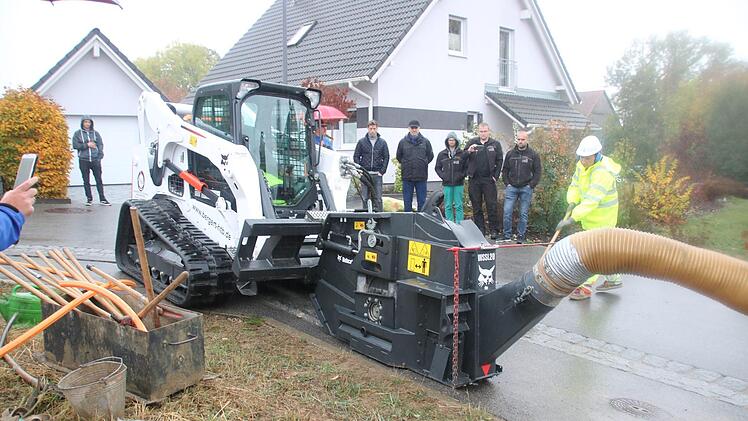 Die Fräsmaschine (links) und das Absaugrohr des Saugbaggers Matthias Einwag
