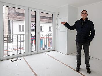 Architekt Thomas Krügel führte durch die neuen Räume: Die Wohnungen sind zwischen 82 und 37 Quadratmeter groß.  Foto: Matthias Hoch