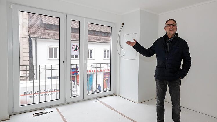 Architekt Thomas Krügel führte durch die neuen Räume: Die Wohnungen sind zwischen 82 und 37 Quadratmeter groß.  Foto: Matthias Hoch