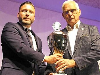 B&uuml;rgermeister Martin Finzel (links) &uuml;berreicht Klaus Leonhardt den "Klaus-Leonhardt-Preis" in Form eines Wanderpokals.  Foto: Norbert Karbach