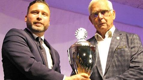 B&uuml;rgermeister Martin Finzel (links) &uuml;berreicht Klaus Leonhardt den "Klaus-Leonhardt-Preis" in Form eines Wanderpokals.  Foto: Norbert Karbach