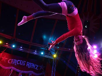 Luft-Artistin Sandy Köllner und das 25-köpfige Team des "Wonderful Christmas Circus" freuen sich auf die Besucher. Fotos: Johannes Höllein