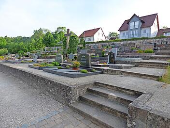 Die Mauer am Heiligenstadter Friedhof ist höher als 50 Zentimeter. Deshalb muss darauf ein ein Meter hohes Geländer montiert werden. Dadurch soll die Absturzgefahr reduziert werden.