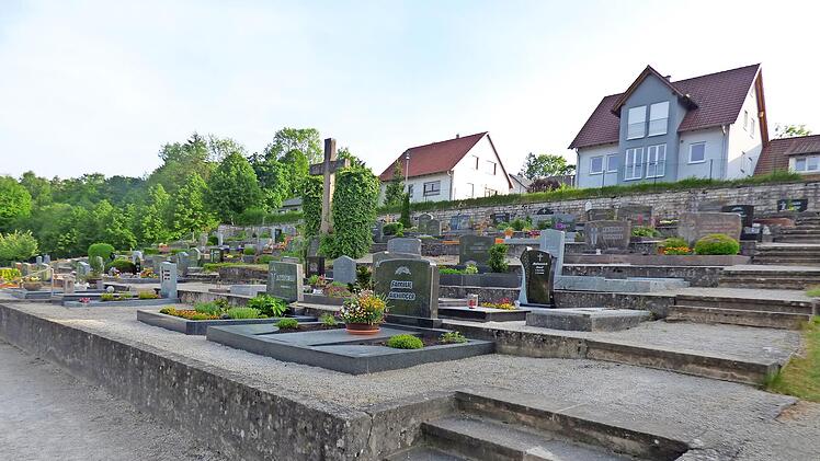 Die Mauer am Heiligenstadter Friedhof ist höher als 50 Zentimeter. Deshalb muss darauf ein ein Meter hohes Geländer montiert werden. Dadurch soll die Absturzgefahr reduziert werden.