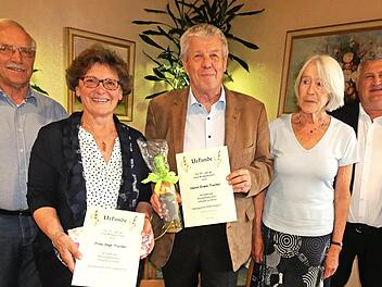 Für 25-jährige Treue zum Gesangverein Himmelkron wurden Erwin und Inge Tischer geehrt. Unser Bild zeigt (von links) Vorsitzenden Hans Matussek, Inge und Erwin Tischer, Chorleiterin Renate Palder und Bürgermeister Gerhard Schneider.