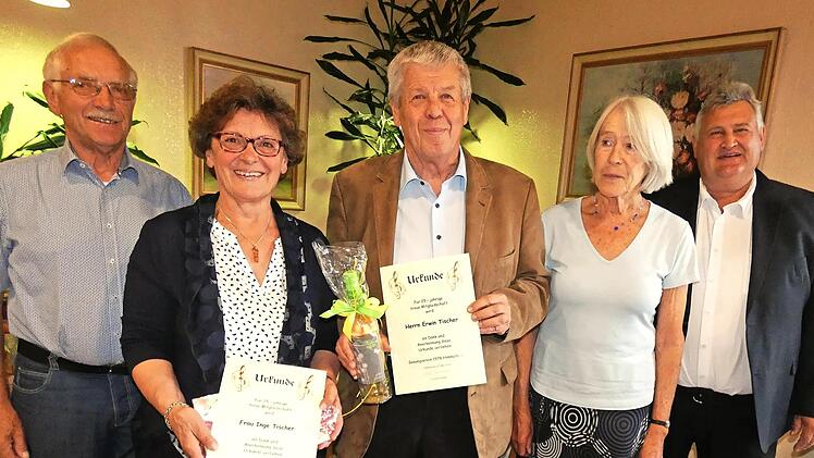 Für 25-jährige Treue zum Gesangverein Himmelkron wurden Erwin und Inge Tischer geehrt. Unser Bild zeigt (von links) Vorsitzenden Hans Matussek, Inge und Erwin Tischer, Chorleiterin Renate Palder und Bürgermeister Gerhard Schneider.