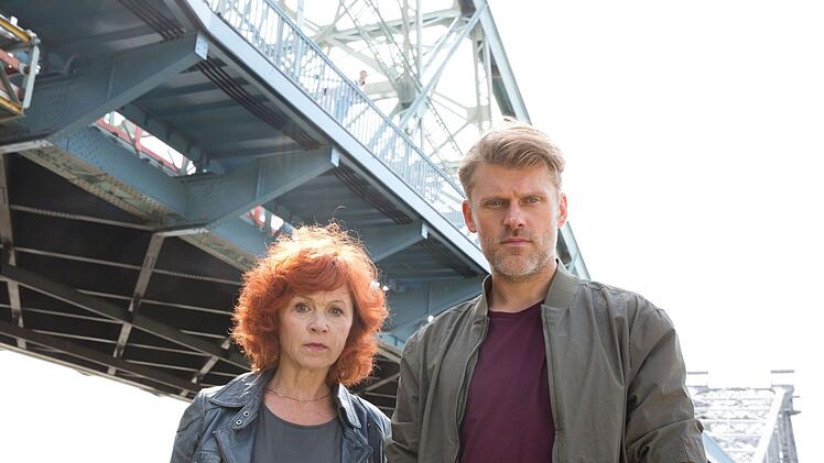 Marlene (Heike Trinker) lernt ihren neuen Kollegen Marc (Jens Atzorn) am Fundort der Leiche kennen.