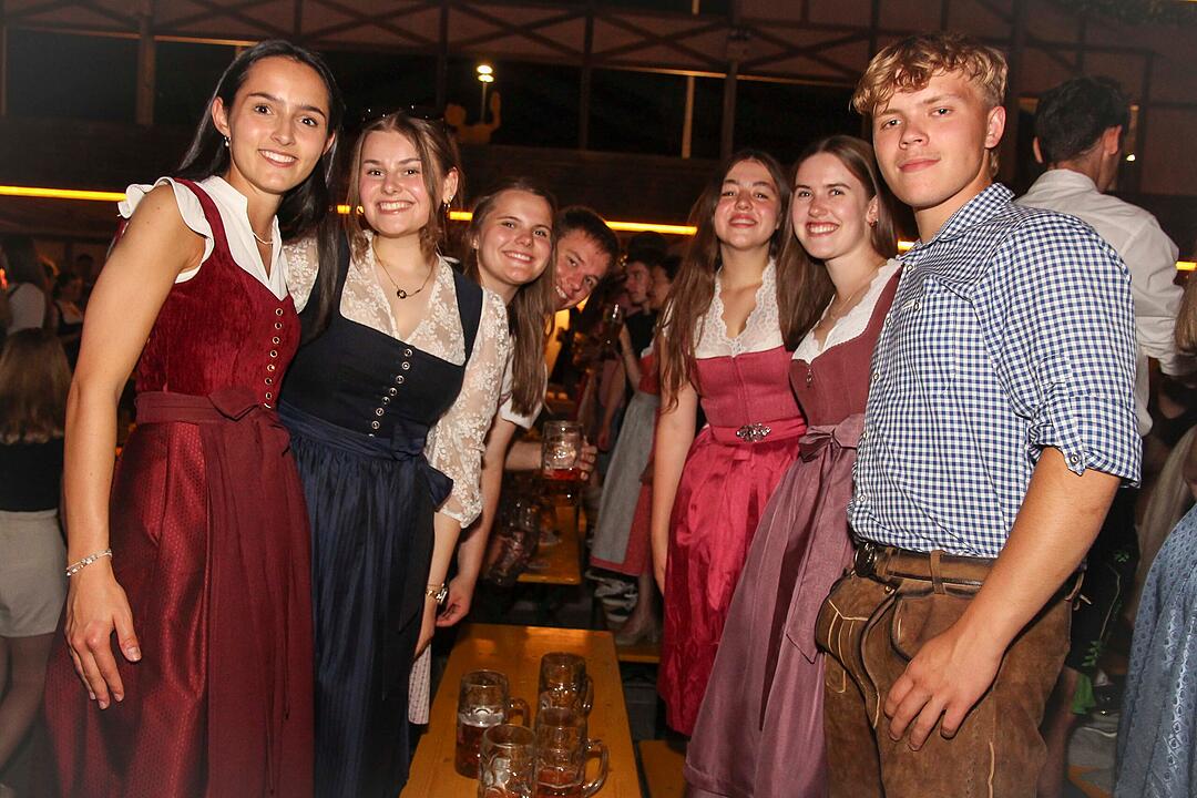 Die Stadlbesucher feierten mit den Stoapf&auml;lzer Spitzbuam.