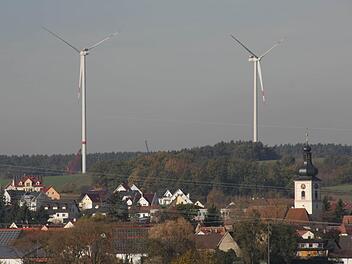 Mit den ersten beiden Windrädern ist die Energiewende in Mühlhausen jetzt weithin sichtbar. Vom Teleobjektiv herangeholt geben sie dem Ortsbild ein neues Gesicht.  Foto: Andreas Dorsch