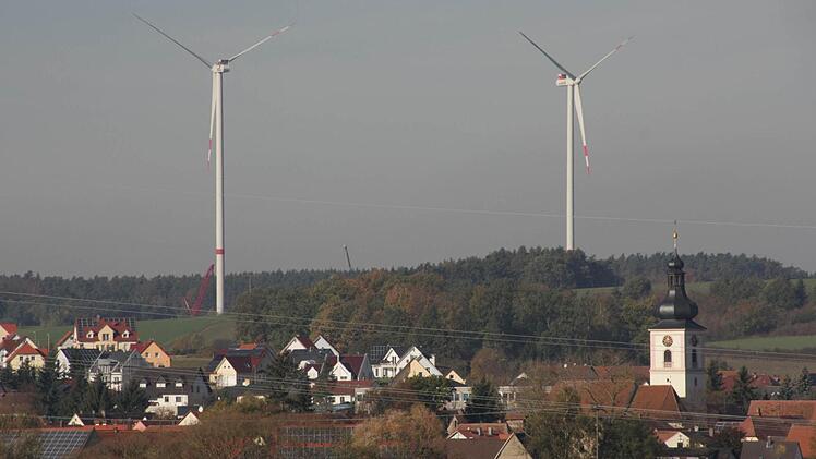 Mit den ersten beiden Windrädern ist die Energiewende in Mühlhausen jetzt weithin sichtbar. Vom Teleobjektiv herangeholt geben sie dem Ortsbild ein neues Gesicht.  Foto: Andreas Dorsch