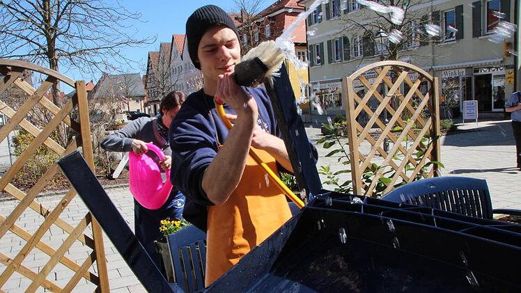 Im Gasthaus Schwanenbräu in Ebermannstadt wäscht Dominik mit einem Gartenschlauch die Sitzgruppen...